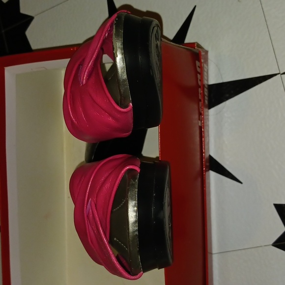 Bandolino Slip-On Wedges Leather - Like New - Picture 15 of 16